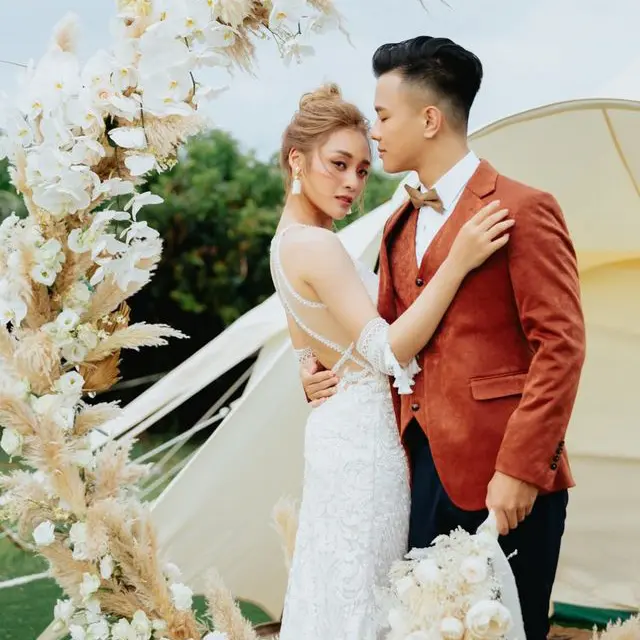 一套黑西裝真的不夠拍!新郎婚紗照「一黑 + 兩彩」的完美西裝換裝策略